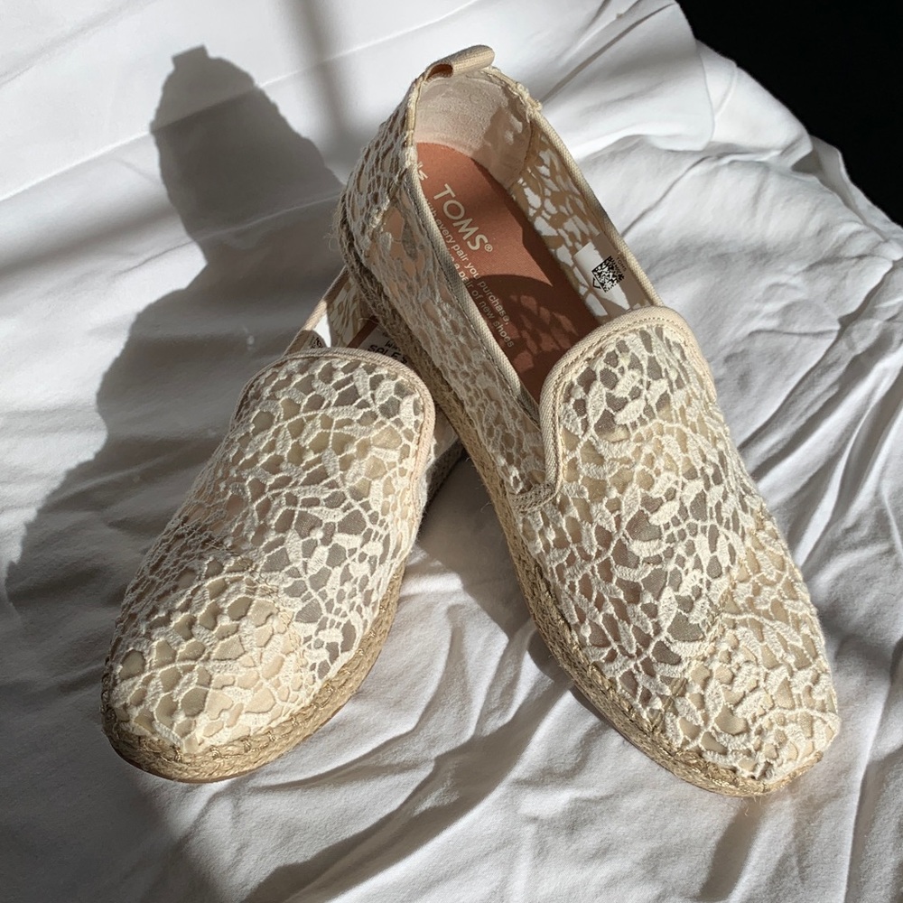 TOMS Women's Beige Lace Espadrilles